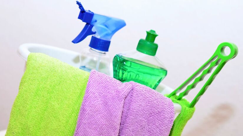 De um pano para secar e de produtos para limpar a sujeira. Imagem: PxHere