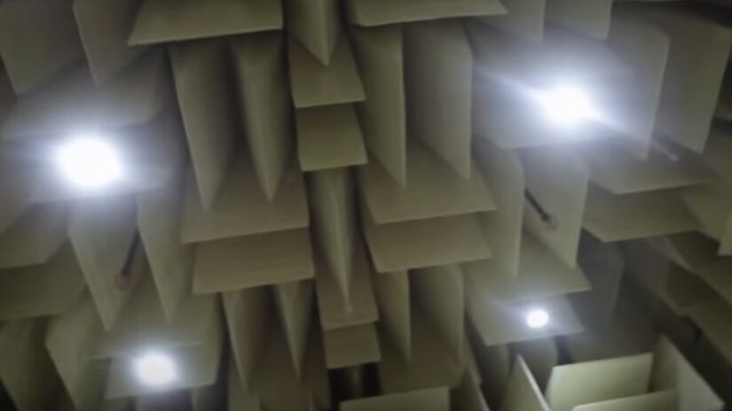 Instalada dentro do prédio na sede da Microsoft, nos EUA, trata-se de uma sala de 40 m&#xB2; usada para testar fones de ouvido e outros gadgets. O nome técnico do local é 'câmara anecoica' - (Reprodução/YouTube)