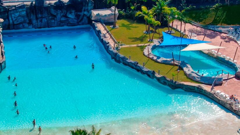 Entre piscinas tradicionais, aquecidas e com ondas, toboáguas, mini fazendinha e outras atrações, os visitantes podem aproveitar de uma experiência completa - (Divulgação)