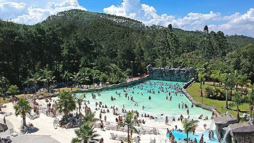 O espaço possui diversas atrações, contando com mais de 40 piscinas e toboáguas espalhados pelo local. O lazer pode ser aproveitado com piscinas cobertas e aquecidas, toboáguas e rio lento, com destaque para a piscina de ondas - (Marketing Magic/Wikimedia Commons)