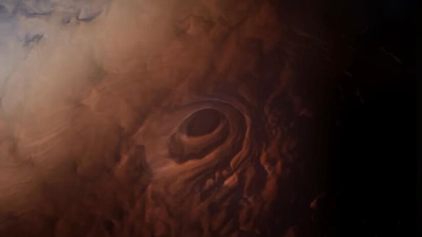 Vista de longe, parece uma mancha oval e avermelhada na atmosfera vibrante de Júpiter