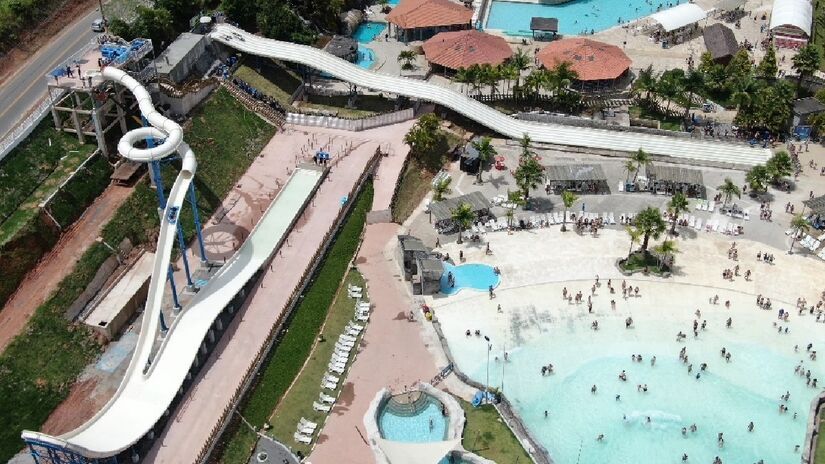 Entre piscinas tradicionais, aquecidas e com ondas, toboáguas, mini fazendinha e outras atrações, os visitantes podem aproveitar de uma experiência completa. Um dos destaques fica para o Maverik  toboágua radical com descida em boias - (Paulo Kenzo/Google Reviews)
