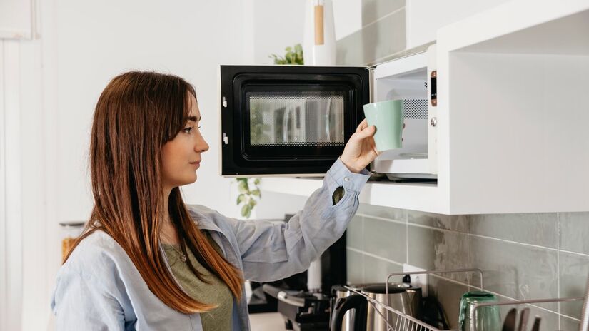 O micro-ondas é um dos utensílios domésticos mais queridos por quem busca praticidade no dia a dia.