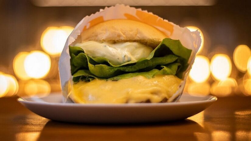 Inspirada nas lanchonetes americanas, a Milk & Mellow abriu as portas em 1976 e nunca saiu de moda. O ambiente tem um ar retrô e o cheese salada (R$ 48), preparado com hambúrguer, queijo prato, tomate caqui e maionese, segue fazendo sucesso  ainda mais quando acompanhado de um milkshake cremoso.

Foto: Reprodução/Divulgação