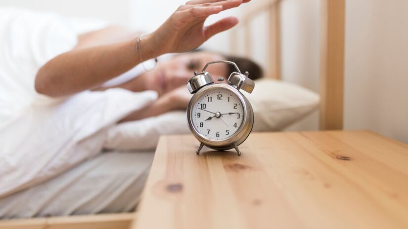 Adiar o despertador pode atrapalhar o ciclo do sono e gerar mais cansaço (Fotos: Freepik)