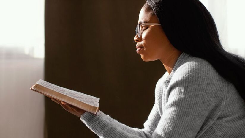 A biblioterapia transforma livros em aliados no cuidado da saúde mental