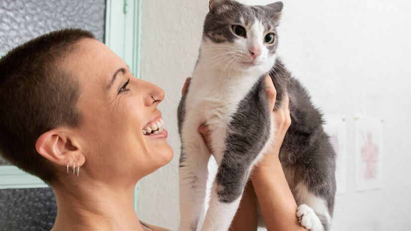 O pet requer atividades físicas e mentais regulares para se manter saudável e feliz. Forneça brinquedos, arranhadores e áreas para ele escalar.

