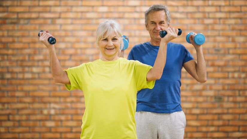 Exercícios de força, como musculação, são aliados poderosos contra a sarcopenia