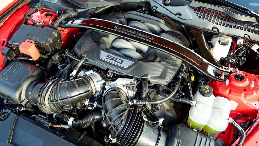 Motor ganhou biela e virabrequim herdados do GT 500 com calibração exclusiva para o Brasil.

/Foto: Divulgação