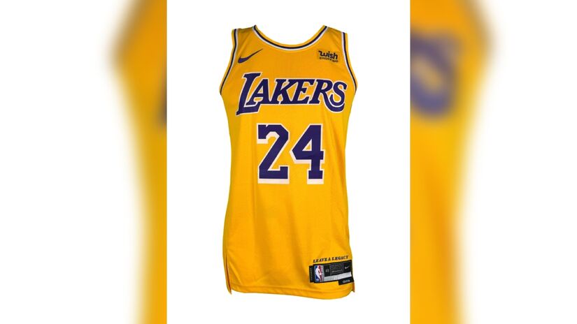 Itens autografados por grandes nomes da NBA e do basquete estão disponíveis para leilão no Brasil.