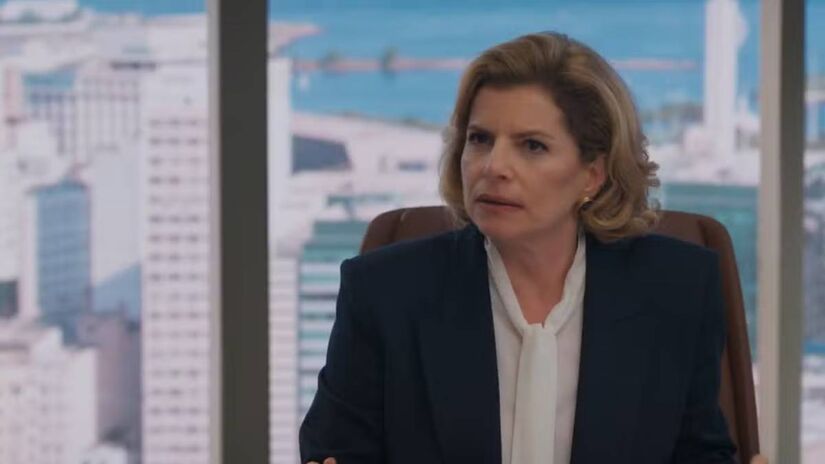 Furiosa, a vilã irá atrás da nora e ordenará: 'Apaga essa porcaria agora.' Sem ter para onde fugir, a influencer apagará o post. Fotos: Reprodução/TV Globo