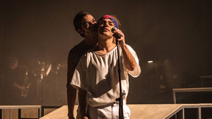 Essa cena se funde com momentos da infância e adolescência do artista; e, a partir dela, outros episódios vão se encadeando no palco.