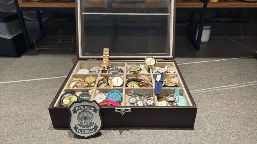 Já na casa do sócio de uma empresa de exportação e importação, os policiais recolheram dezenas de relógios de luxo e uma arma de fogo.