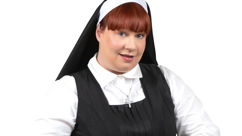 Musical acompanha a jornada de Deloris Van Cartier, uma cantora que, após testemunhar um crime, é forçada a se esconder em um convento.