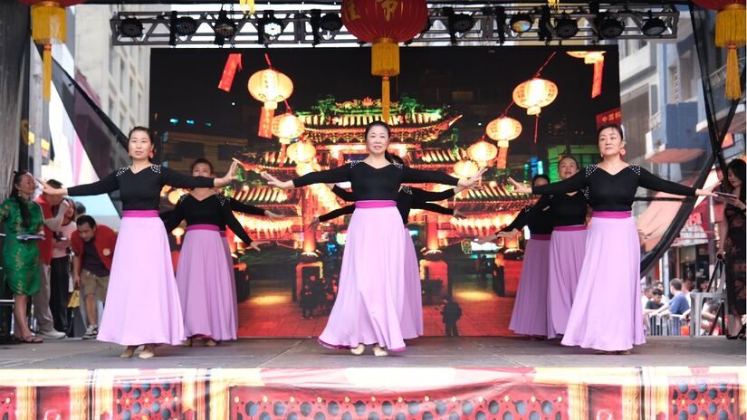 Comunidade chinesa compartilha com o público sua herança cultural por meio de apresentações artísticas.