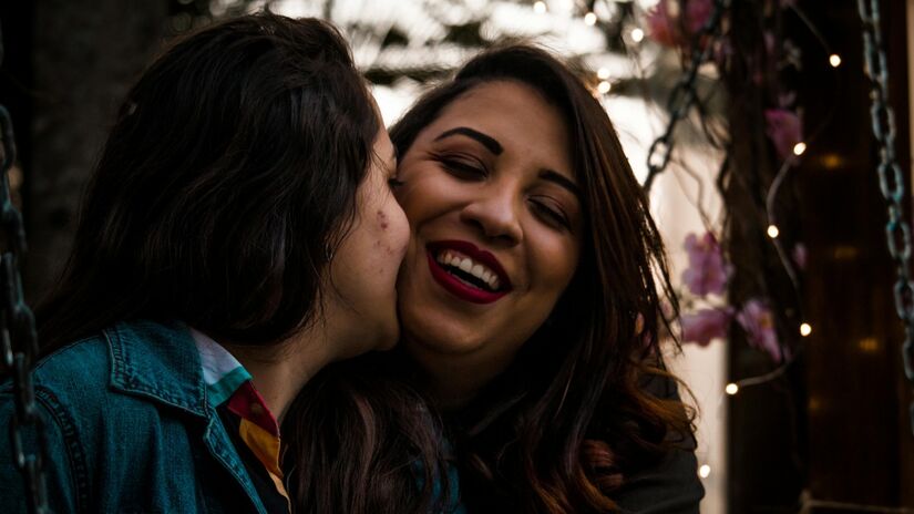 Segundo uma matéria feita pela BBC, existem dados que indicam que a fluidez sexual é mais prevalente entre as mulheres em muitos países, em taxas significativamente maiores que nos homens. Essa é uma mudança notável em comparação com o passado. (Fotos: Pexels)