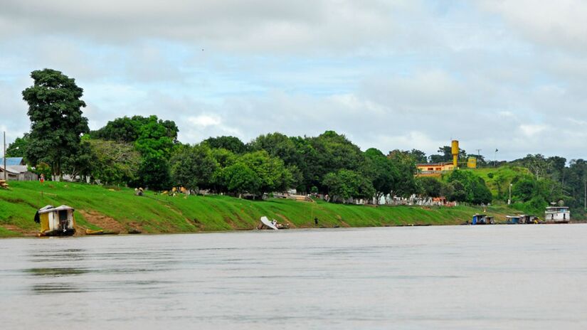 O Rio Purus é um afluente do Rio Solimões (Amazonas), com percurso sinuoso, marcado por meandros e extensas planícies de inundação. Corre pelos estados do Acre e Amazonas e chega a ultrapassar 3 mil km até a foz. Foto: Wikimedia Commons