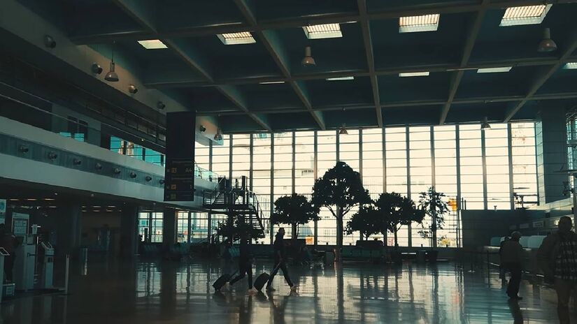 Aeroporto de Marseille-Provence, Terminal 1: Um dos maiores aeroportos da França tem esse ambiente com pé direito de 22 metros de altura, construído com 70% de aço reciclável. O lugar faz referência às casas-barco do Porto Velho de Marselha | Reprodução YouTube | Hippie Walk