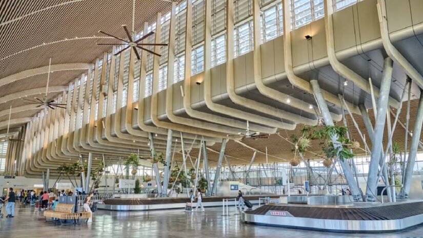 Aeroporto Roland Garros, Terminal de desembarque: essa área possui estrutura bioclimática para receber uma ventilação natural. A ilha da Reunião, França, recebe ventos alísios que são capturados pelas 830 persianas e ajustadas de acordo com a metereologia | Divulgação | Studio Lumière