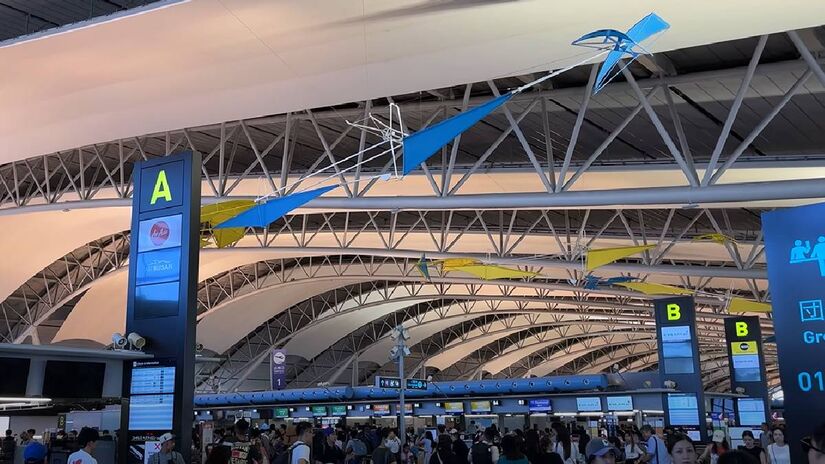 Aeroporto Internacional de Kansai: essa construção foi projetada em uma ilha artificial antes do século XXI. Todos os espaços internos foram restaurados com uma paleta de materiais naturais | Reprodução YouTube | Cat Walk