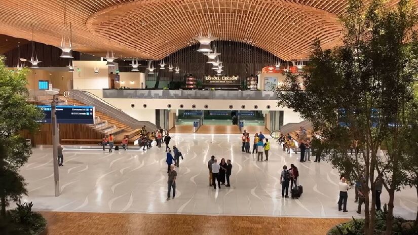 Aeroporto Internacional de Portland, Terminal principal: inspirado em florestas, o telhado ondulado de 36 mil metros quadrados é de madeira maciça. Foi gasto US$ 2,15 bilhões para a reforma que conta com dezenas de árvores e milhares de plantas. Algumas vezes no mês, lhamas e alpacas visitam o aeroporto para relaxar os passageiros | Reprodução YouTube | The B1M