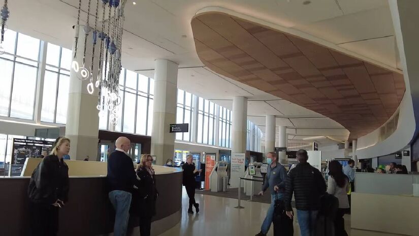 Aeroporto Internacional de São Francisco, Terminal 1: a luz natural ganhou destaque nesse ambiente. Foi construído em homenagem ao político Harvey Milk, um dos primeiros políticos defensor dos direitos LGBTQiAPN+ nos Estados Unidos. O aeroporto também conta com um museu' | Reprodução YouTube | SF Traveler