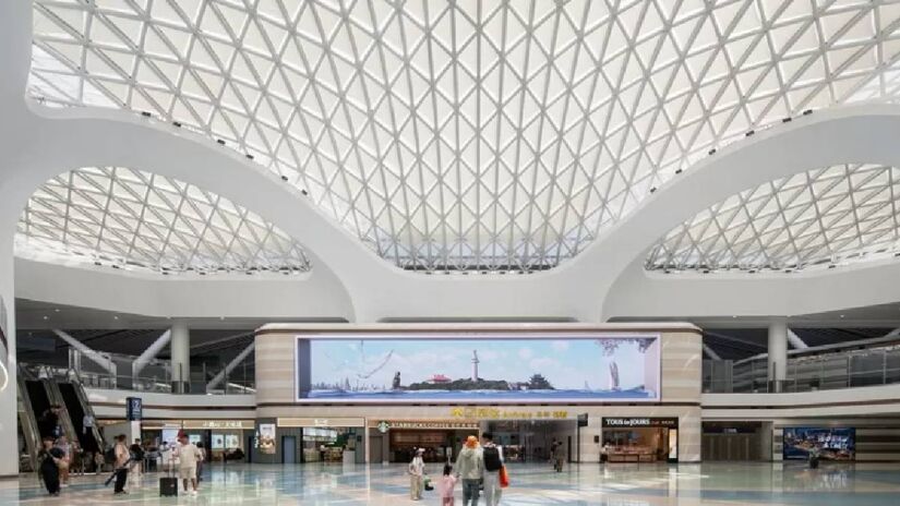 Aeroporto Internacional Yantai Penglai, Terminal 2: O espaço possui 167 mil metros quadrados e homenageia a paisagem costeira de Yantai, cidade localizada no leste da China | Divulgação| Aedas