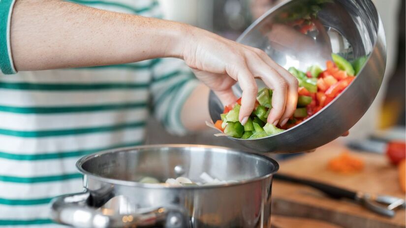Ele pode facilitar muito a hora de transferir os alimentos picados para um recipiente (Fotos: Freepik)