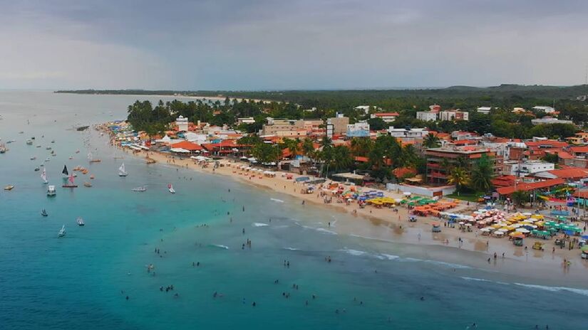 Além das piscinas naturais, Porto de Galinhas possui estuários, mangues, areia branca e coqueirais | Reprodução YouTube | One Man Wolf Pack