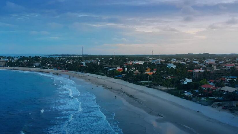 Porto de Galinhas era uma vila de pescadores, a pesca artesanal mantém viva a cultura tradicional | Reprodução YouTube | One Man Wolf Pack