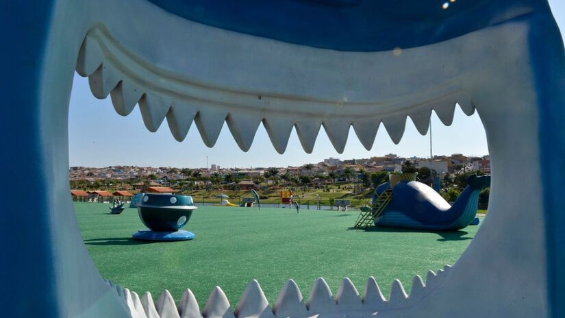 Com 18.654 m&#xB2; de pura diversão, é possível encontrar quase que de tudo: 12 quiosques para piquenique, um labirinto verde, um playground de grama sintética com brinquedos temáticos de fibra, e uma tirolesa emocionante que cruza o lago do Parque Ecológico, perfeita para os amantes de adrenalina - (Divulgação)