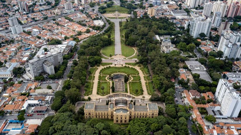 Este é um dos pontos mais históricos da cidade, onde Dom Pedro I proclamou a Independência do Brasil. O Parque da Independência abriga monumentos como o Museu do Ipiranga e o Monumento à Independência, além de belíssimos jardins inspirados em modelos franceses. (Fotos: Wikimedia Commons)