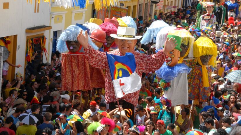 2) Olinda (PE): reconhecida em 1982, Olinda preserva um dos centros históricos mais bem conservados do país. Suas igrejas, sobrados coloridos e fachadas de azulejos se misturam ao famoso carnaval de rua, que mantém viva a tradição cultural da cidade pernambucana. (Foto: Wikimedia Commons/Prefeitura de Olinda)

