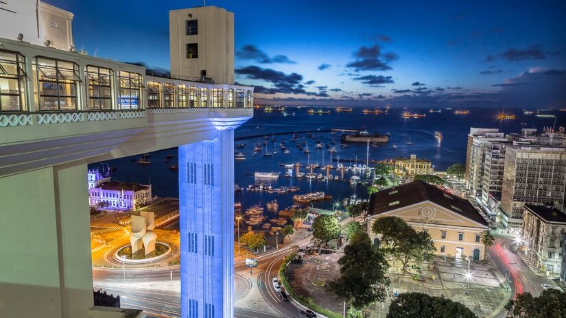 Salvador (BA): em 1985, o centro histórico de Salvador foi reconhecido pela Unesco. Igrejas imponentes, casarões coloniais e praças históricas contam a trajetória da cidade que foi a primeira capital brasileira e um dos principais portos de entrada do período colonial. (Foto: Wikimedia Commons/Ciroamado)
