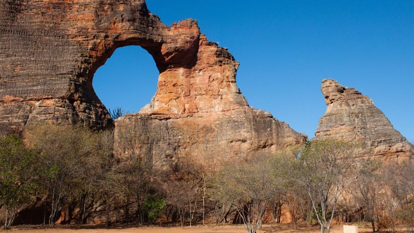 6) Parque Nacional da Serra da Capivara (PI): com cerca de 400 sítios arqueológicos, o parque guarda pinturas rupestres que remontam a mais de 25 mil anos. Tombado em 1991, é um dos locais mais importantes para entender a presença humana no continente. (Foto: Wikimedia Commons/Artur Warchavchik)
