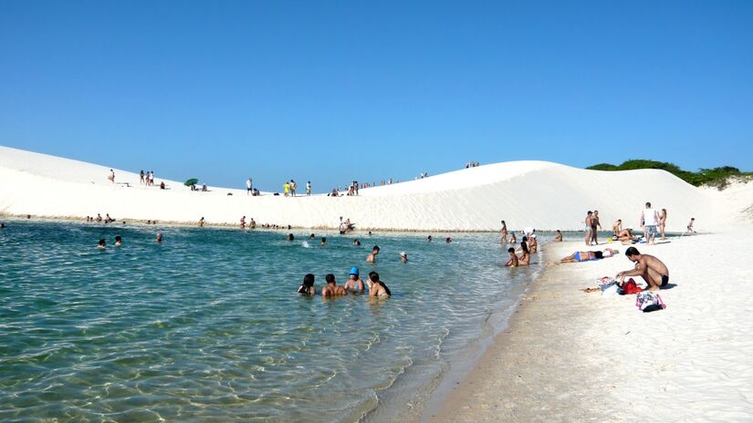 8) Parque Nacional dos Lençóis Maranhenses (MA): reconhecido em 2024, o parque se destaca por suas dunas branquinhas e lagoas de águas cristalinas que se formam com as chuvas. É considerado o maior campo de dunas da América do Sul e um espetáculo único da natureza. (Foto: Wikimedia Commons/LBM1948)
