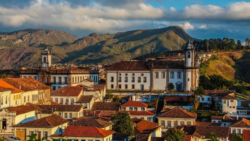 1) Ouro Preto (MG): Primeiro Patrimônio da Humanidade no Brasil, em 1980, Ouro Preto é um retrato vivo do período colonial e do ciclo do ouro. Suas ladeiras de pedra, igrejas barrocas e obras de Aleijadinho fazem da cidade um verdadeiro museu a céu aberto. (Foto: Wikimedia Commons/Raquel Mendes Silva)
