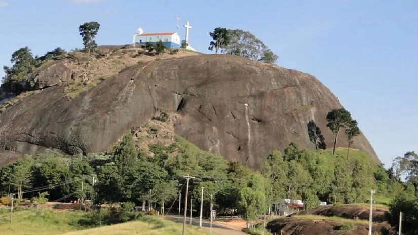 Para chegar ao topo, depois de passar pelo altar construído para Nossa Senhora da Pedra, que teria aparecido para um menino em 1930, tem-se 318 degraus para subir. Mas a vista lá de cima compensa o esforço; dá para ver a área urbana da cidade - (Divulgação)