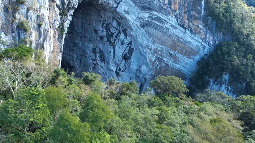 Entre as 350 cavernas catalogadas, 12 estão abertas para visitação. Cada uma oferece uma experiência única.(Fotos: Reprodução/YT/Cia Trip)