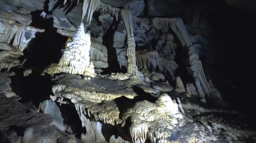 O Petar é um paraíso para os entusiastas do ecoturismo. As atividades incluem espeleoturismo, rapel (dentro e fora das cavernas), boia cross e cascading. Contudo, há também trilhas que variam ao nível de dificuldade, atendendo a todos os perfis de visitantes.