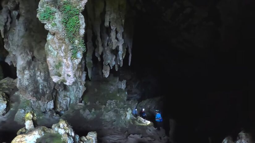 Para os exploradores, diversas cavernas possuem passarelas e escadas, facilitando o acesso. Já outras demandam preparo físico para encarar rios subterrâneos e trilhas mais desafiadoras. Observação de aves, fotografia e educação ambiental completam a experiência.