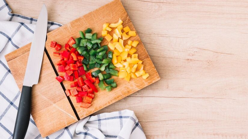 A tábua de corte é utilizada para picar e fatiar diferentes tipos de alimentos