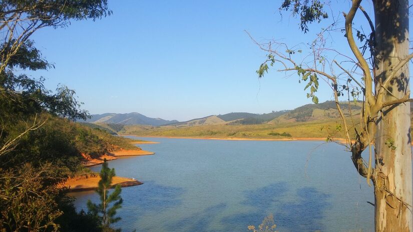 O espelho d'água da represa atrai visitantes em busca de paz, lazer e uma conexão autêntica com a natureza. A partir de atividades como stand up paddle, caiaque e pesca esportiva, os visitantes podem explorar a beleza do local.

Foto: Reprodução/Wikimedia Commons