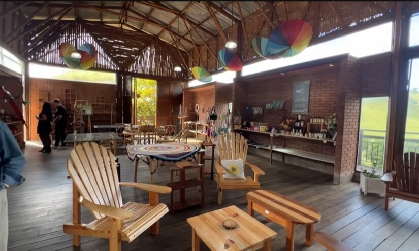 A culinária de Piracaia é outro atrativo. Restaurantes e cafés locais oferecem desde pratos típicos do interior paulista, como feijão-tropeiro e frango caipira, até receitas com peixes de água doce, valorizando a pesca local.