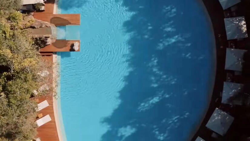 Para quem quer apenas curtir, o Sítio do Carroção conta com várias piscinas, com deck para pular com segurança, aquecidas, mais rasas e climatizadas (Fotos: Youtube/Reprodução)