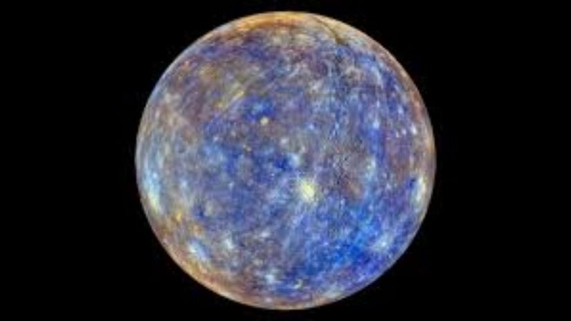 Mercúrio orbita o Sol a uma distância média de 58 milhões de quilômetros, enquanto Vênus está a cerca de 108 milhões de quilômetros.

Devido à sua proximidade com nossa estrela, a superfície de Mercúrio, que está voltada para o Sol, pode atingir temperaturas de até 430 °C.

Foto: Reprodução/public Domain Pictures