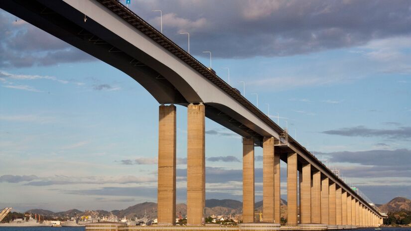 A Ponte Rio-Niterói, no Rio de Janeiro, é um verdadeiro símbolo da engenharia brasileira, com seus impressionantes 13 quilômetros de extensão.