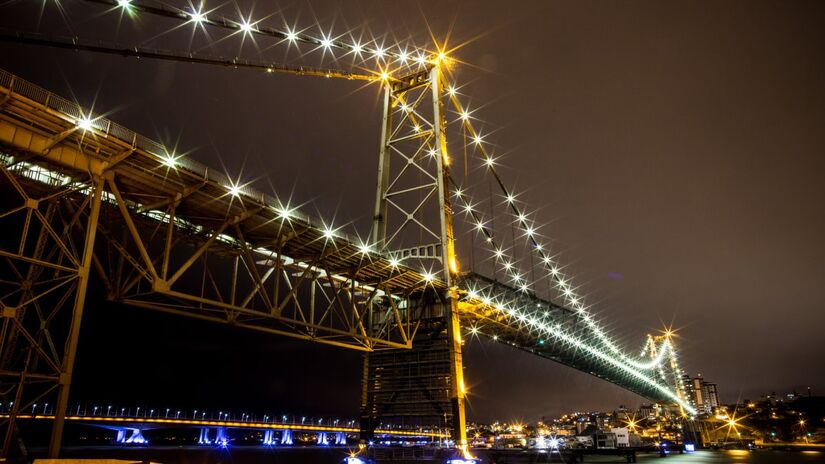 Na bela Florianópolis, a histórica Ponte Hercílio Luz é a mais antiga do estado, inaugurada em 1926. 