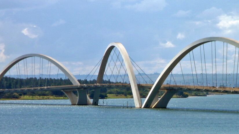 Conhecida carinhosamente como Ponte JK, esta obra de arte da engenharia em Brasília foi projetada pelo renomado arquiteto Alexandre Chan e inaugurada em 2002. 
