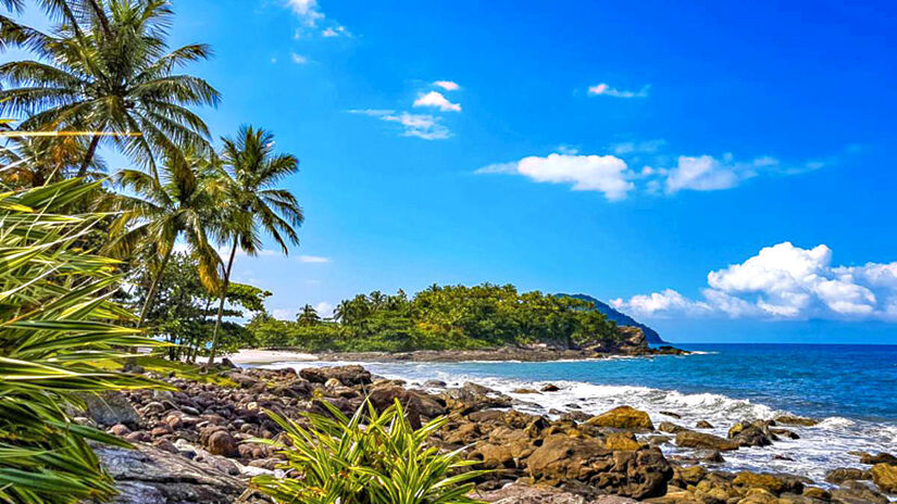 Praia de Calhetas, São Sebastião - Duas praias em uma: é considerada uma das mais bonitas do litoral, com uma praia pra cada lado da faixa de areia. Do lado esquerdo, formações rochosas formam piscinas naturais quando a maré sobe. Do lado direito, há uma praia encantadora que possui um morro, no qual é possível subir até chegar a um mirante para apreciar a vista - (Marcos Bonello/SETUR)